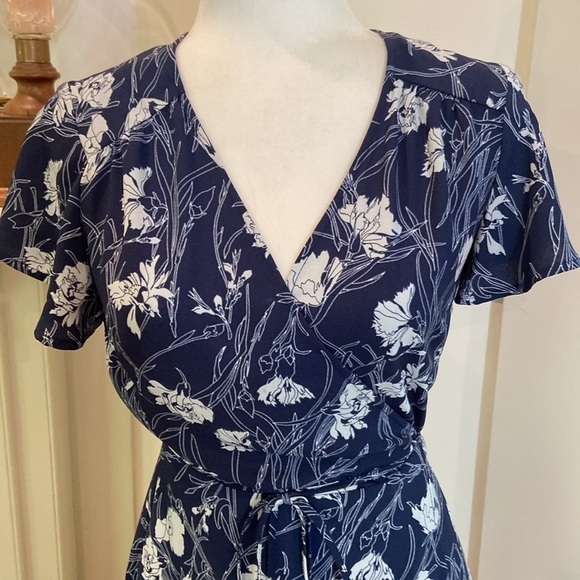 Leith Navy and White Floral Short Sleeve MIDI Wrap Dress Size Small - Picture 4 of 10